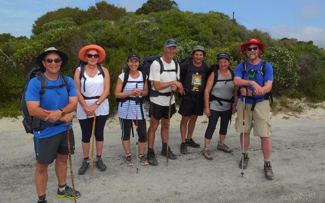 Vlnr: Nollie en Mariet Lamprechts, Mona en ds Pierre Marais van Ceres. Ds Peet Bester en sy vrou, Adrienne van Franschhoek en dr Frederick Marais van Communitas.